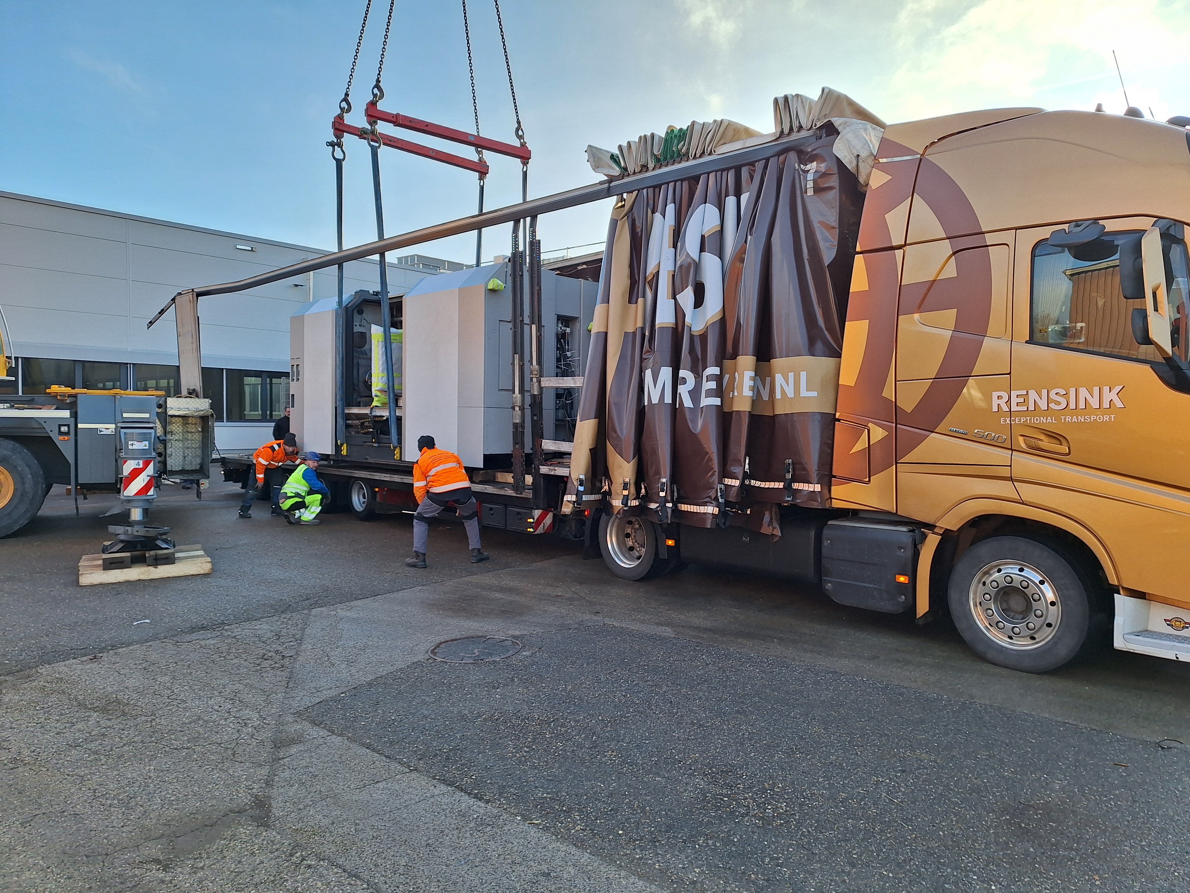 Verladung einer CNC-Anlage auf einen Rensink-Schwerlasttransport