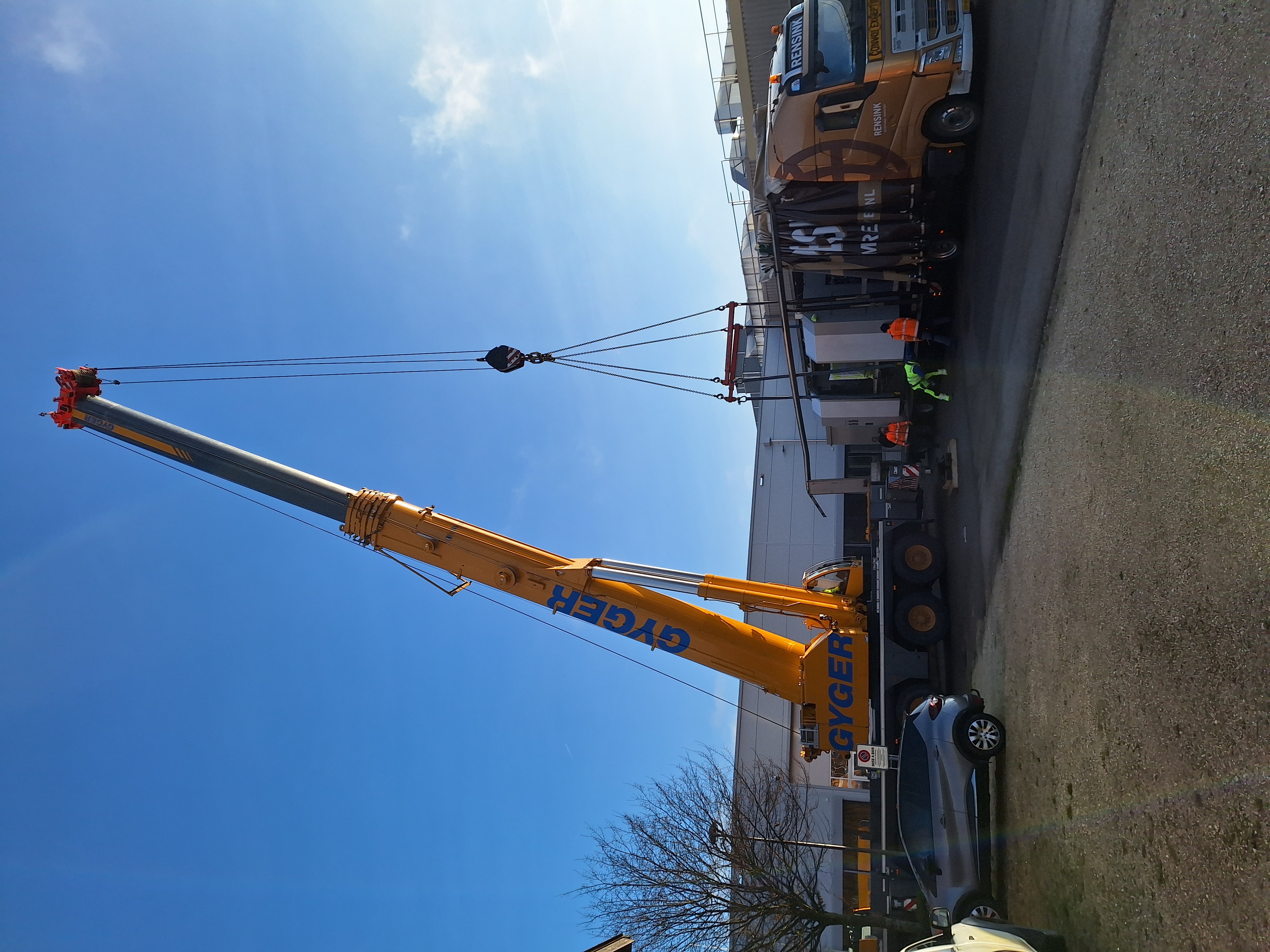 Verladung einer CNC-Maschine durch Gyger auf einen Rensink-Spezialtransport