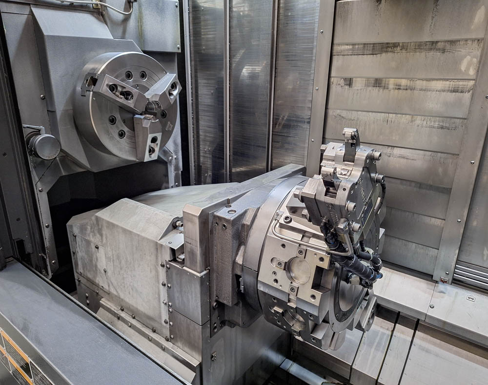 Mazak NT 4300 DCG — Detail von Haupt- und Gegenspindel