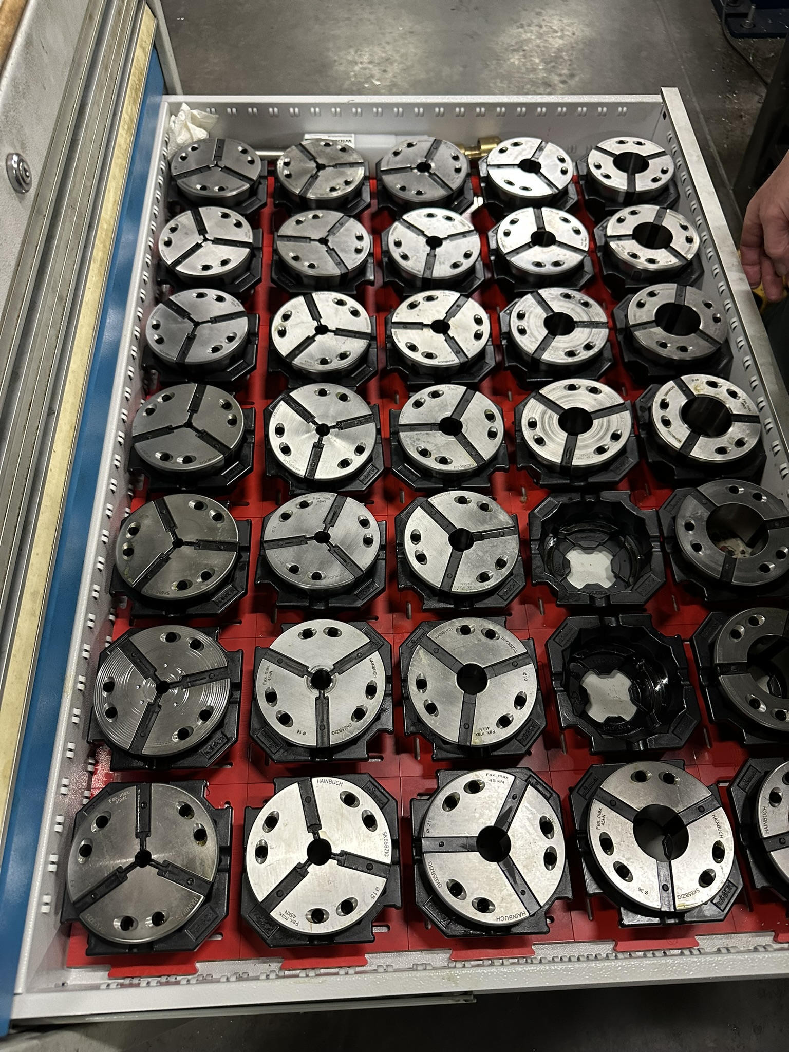 Spannzangen und Werkzeugzubehör einer CNC-Drehmaschine in der Werkstattlade