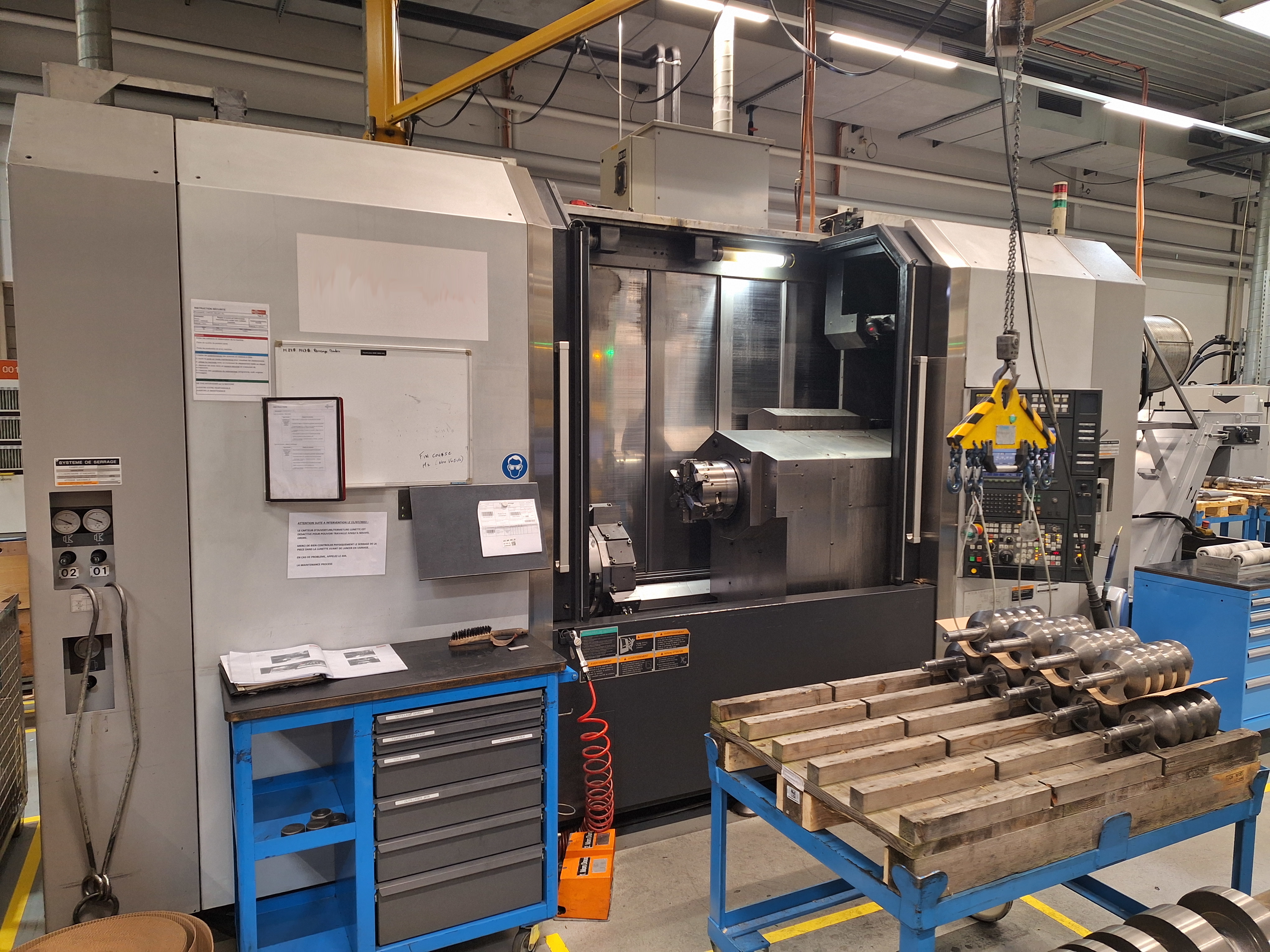 Übersichtsaufnahme einer CNC-Werkhalle mit mehreren Bearbeitungszentren