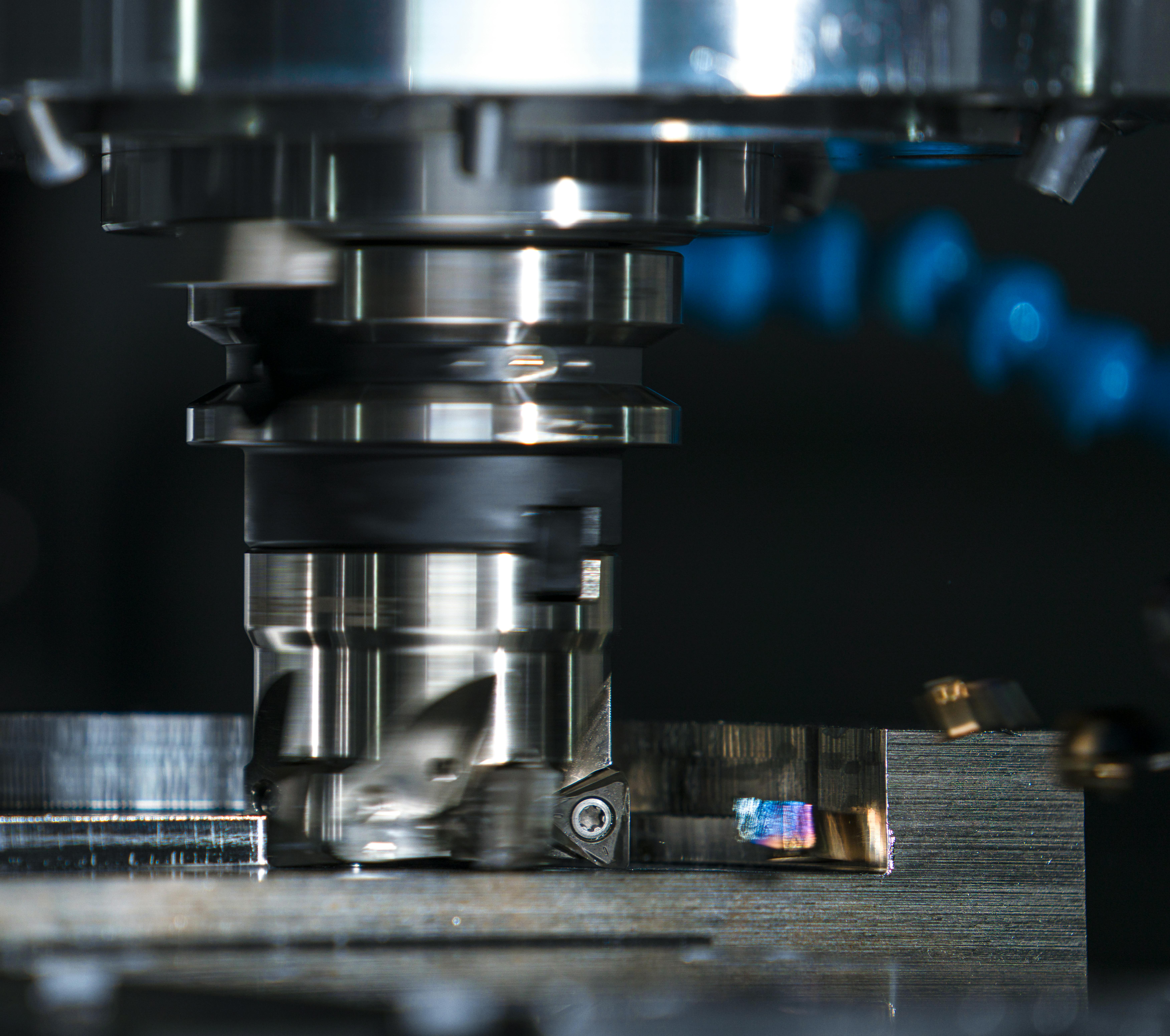 CNC-Drehmaschine in Arbeitsposition — Drehfutter und Mehrfach-Werkzeugrevolver